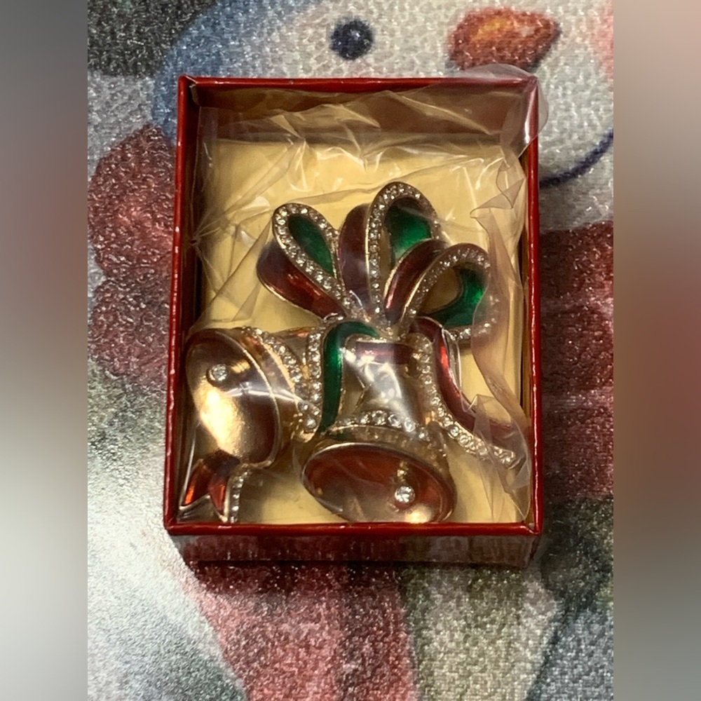 NEW 2015 AVON CHRISTMAS BELLS BROOCH PIN SEALED w/ GIFT BOX